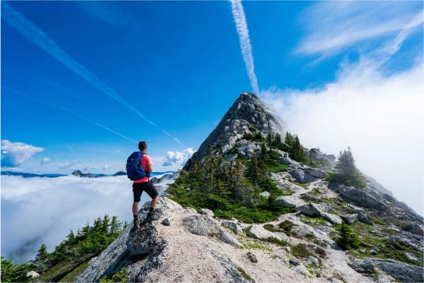 Randonneur en haut d'une montagne, meilleur choix pour les vacances en famille