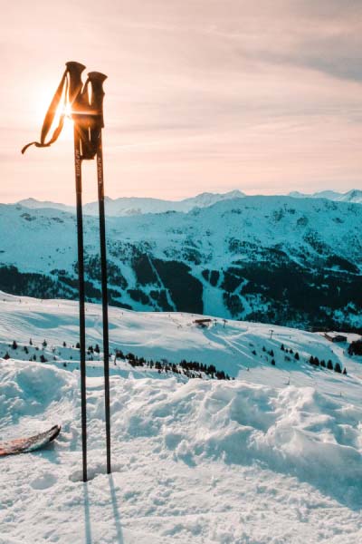 Bâtons de ski devant la golden hour