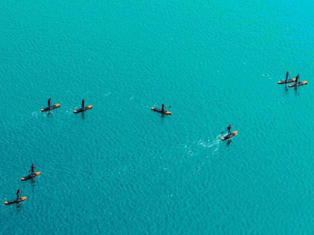 Faire du paddle sur un lac en montagne